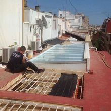 Carpintería Metálica Marmi hombre colocando techo